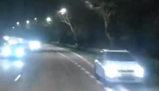 (已签发)柔:狮城二三事:紧急车道超车 轿车公路狂飙遭起底 路税过期 罚单未缴