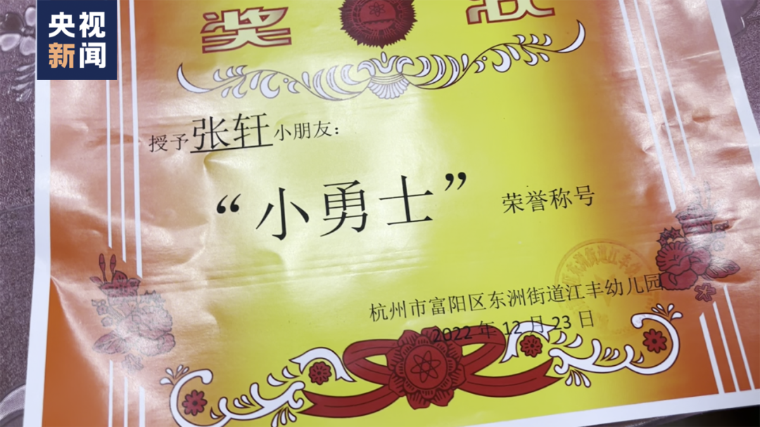 (有视频)阿嬷脚悬空挂门上 4岁童迸发“洪荒之力”扶起梯子救援