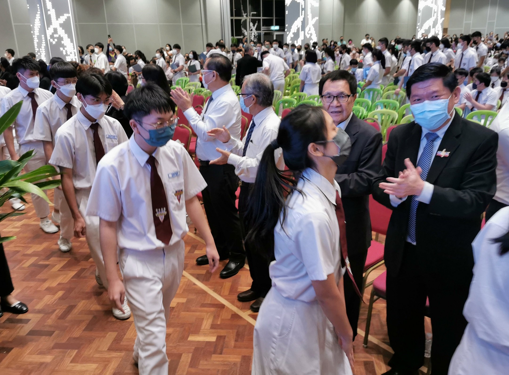 （版4头）大都会：巴生兴华中学第60届毕业典礼，556名高中毕业生高唱骊歌