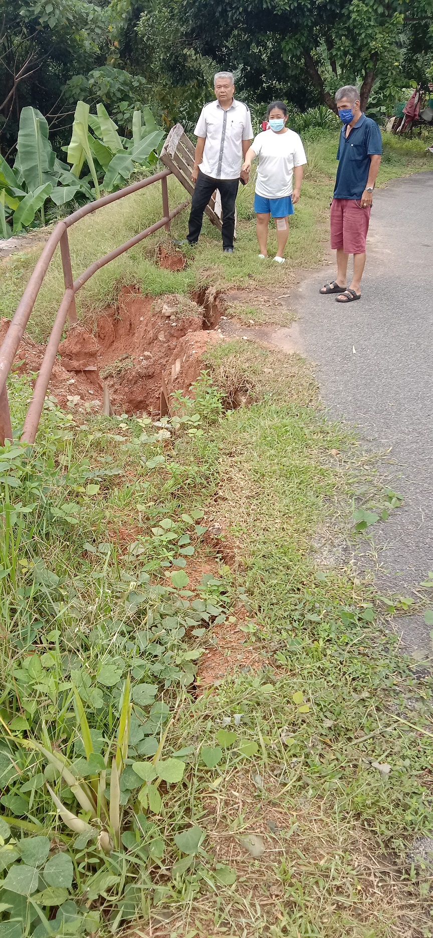 NS淡边／淡边山庄排屋旁草地，豪雨连绵造成塌陷