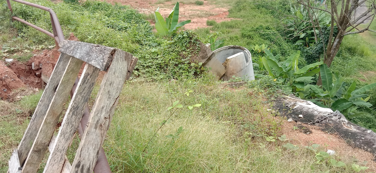 NS淡边／淡边山庄排屋旁草地，豪雨连绵造成塌陷