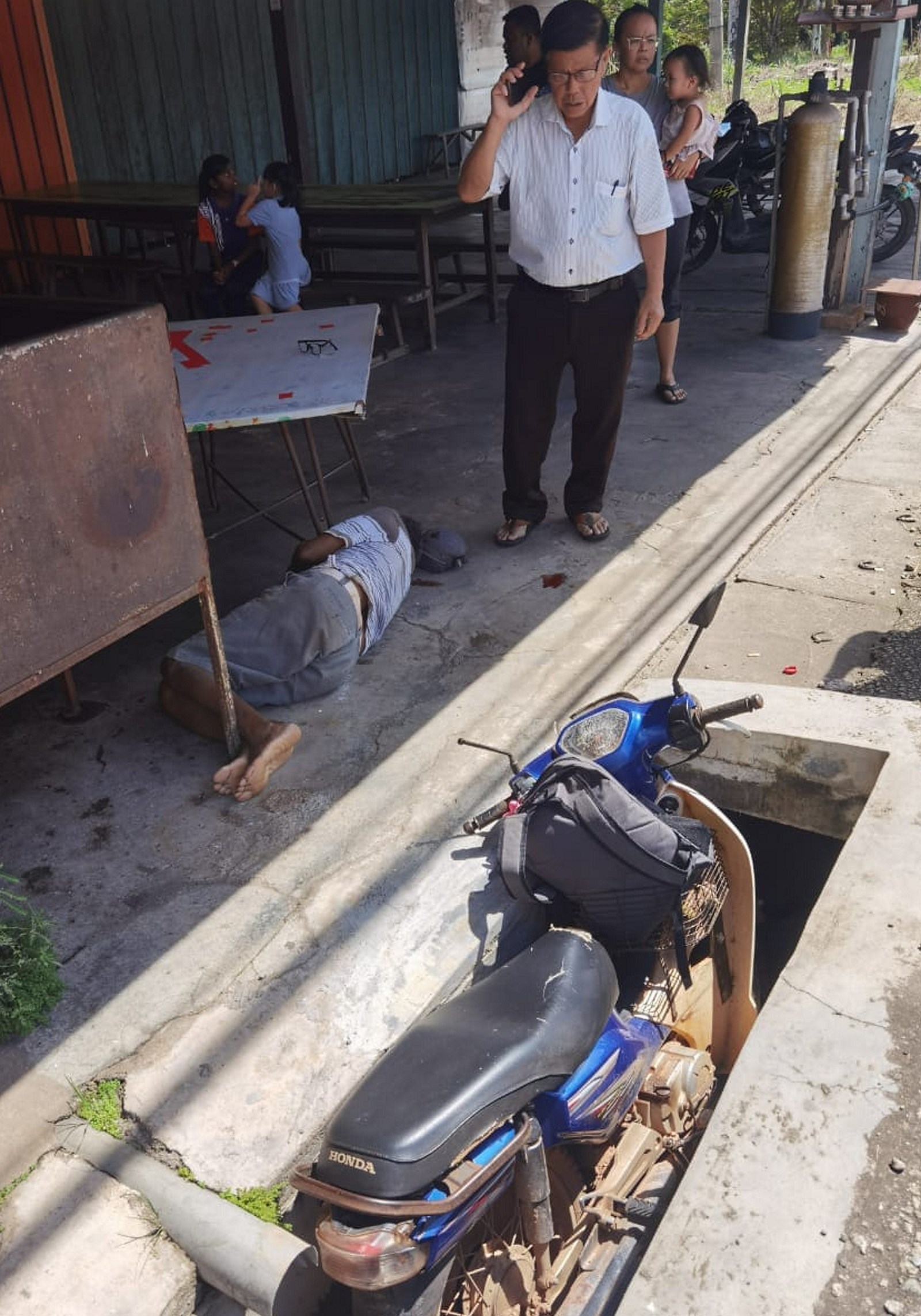 NS马口:印裔老人载孩子返家途中摩托撞进沟渠,人受伤倒地