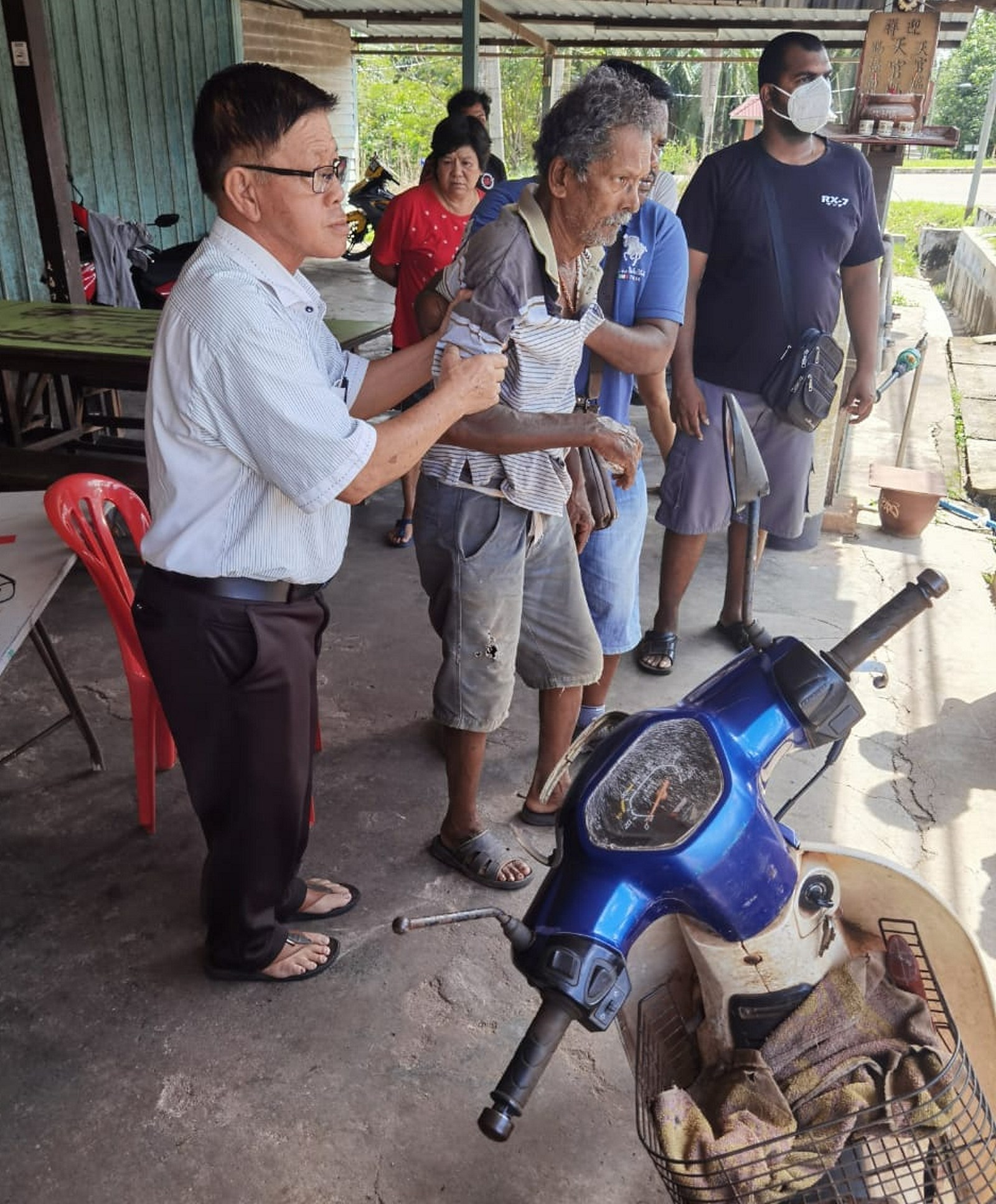 NS马口:印裔老人载孩子返家途中摩托撞进沟渠,人受伤倒地