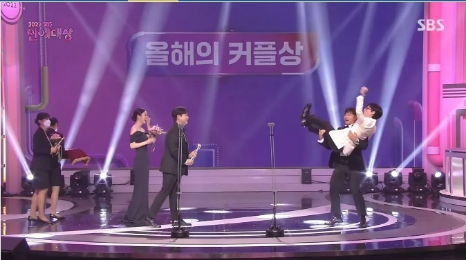 SBS演艺大赏|入行31年首摘最佳情侣奖 刘在石获金钟国公主抱