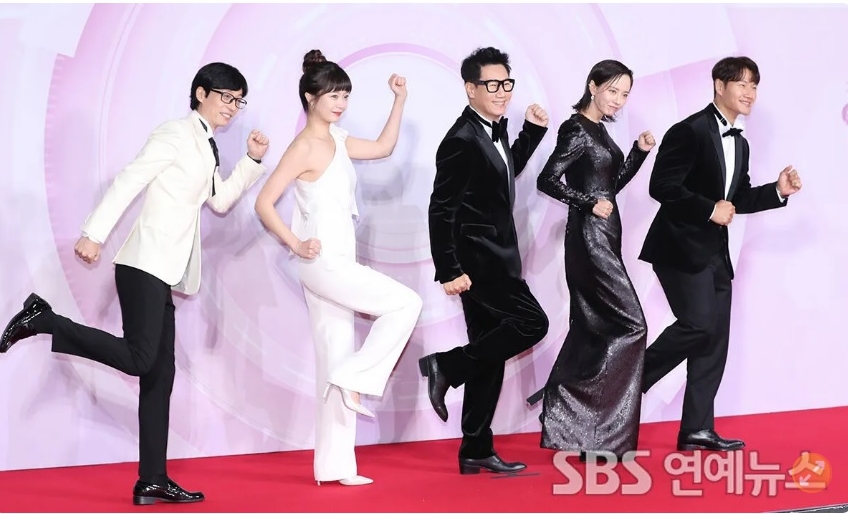 SBS演艺大赏|入行31年首摘最佳情侣奖 刘在石获金钟国公主抱