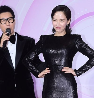 SBS演艺大赏|入行31年首摘最佳情侣奖 刘在石获金钟国公主抱