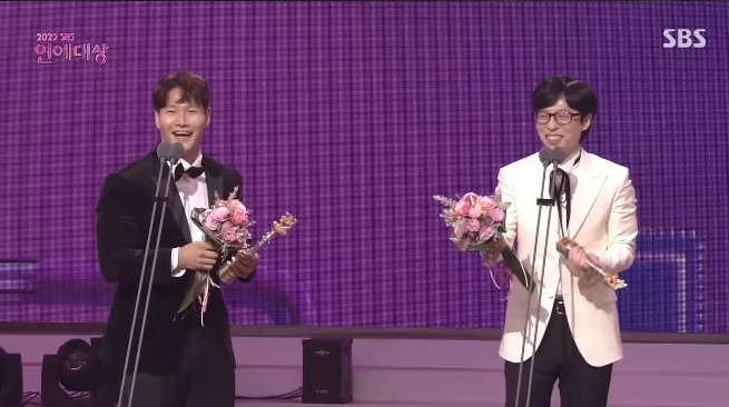 SBS演艺大赏|入行31年首摘最佳情侣奖 刘在石获金钟国公主抱