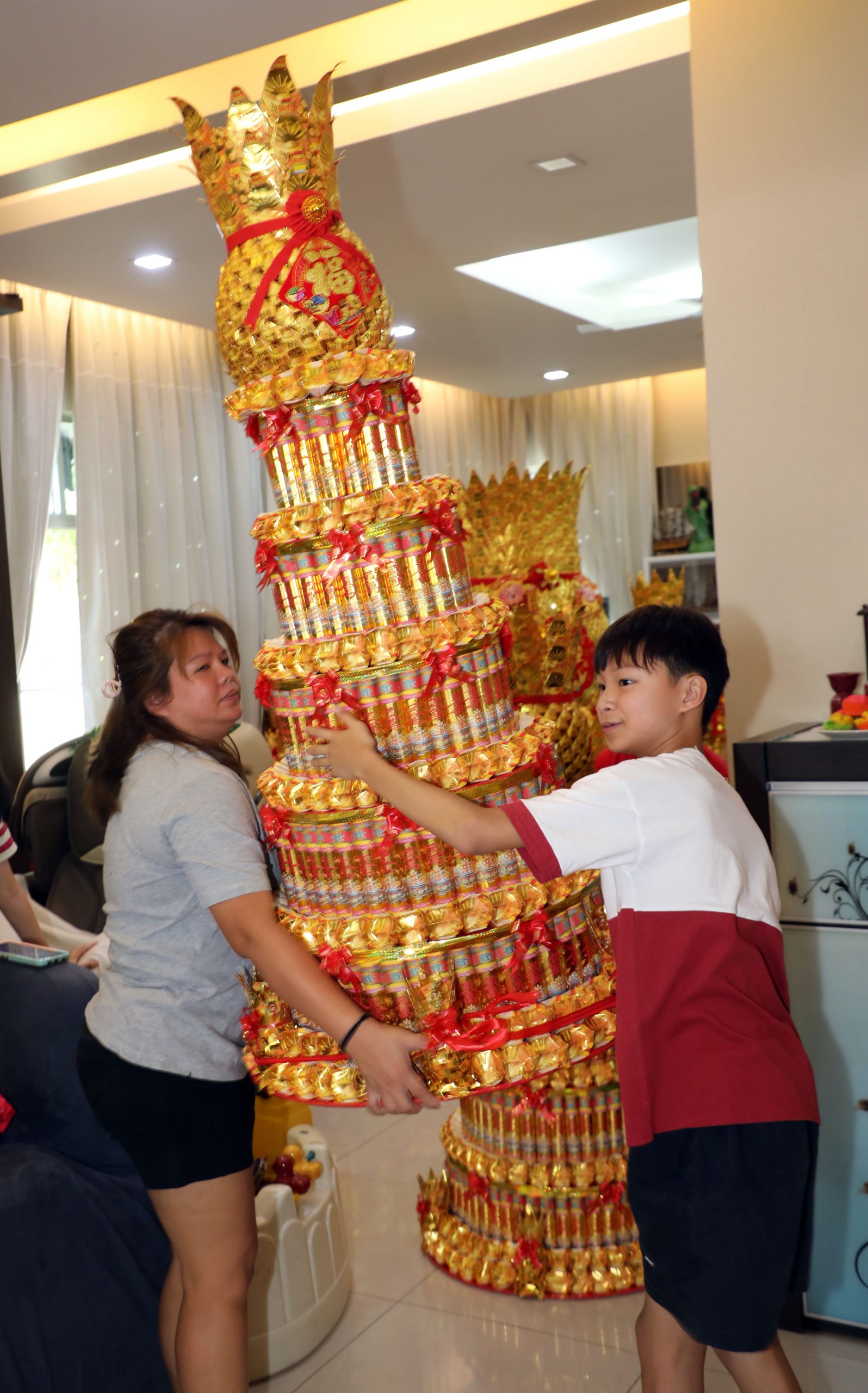 15日见报(新年特稿)大都会/纸折金黄梨