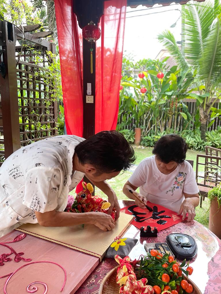 1月28日见报-大都会/新年-属兔长者DIY新年装饰