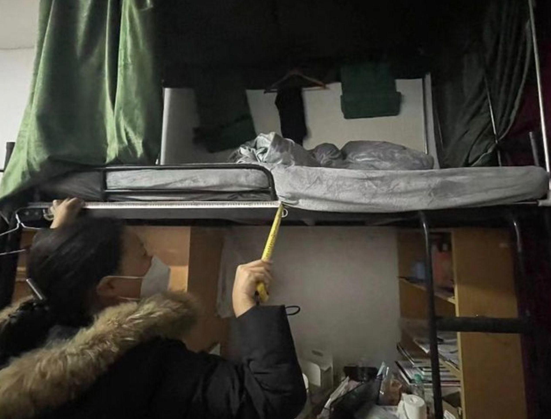 22岁女大学生宿舍熟睡上舖摔下死 家属怒告校方