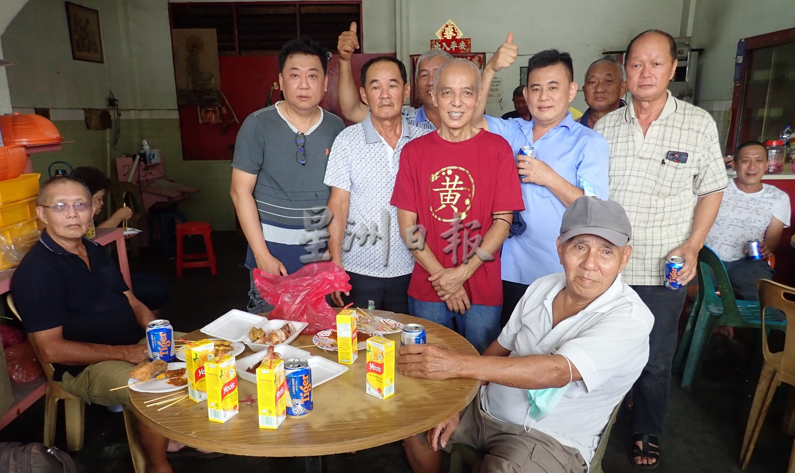 40年老茶室结业 顾客聚餐不舍道别