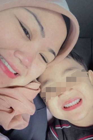 4岁男童首搭飞机不肯下机 空少解围一手抱走才甘愿