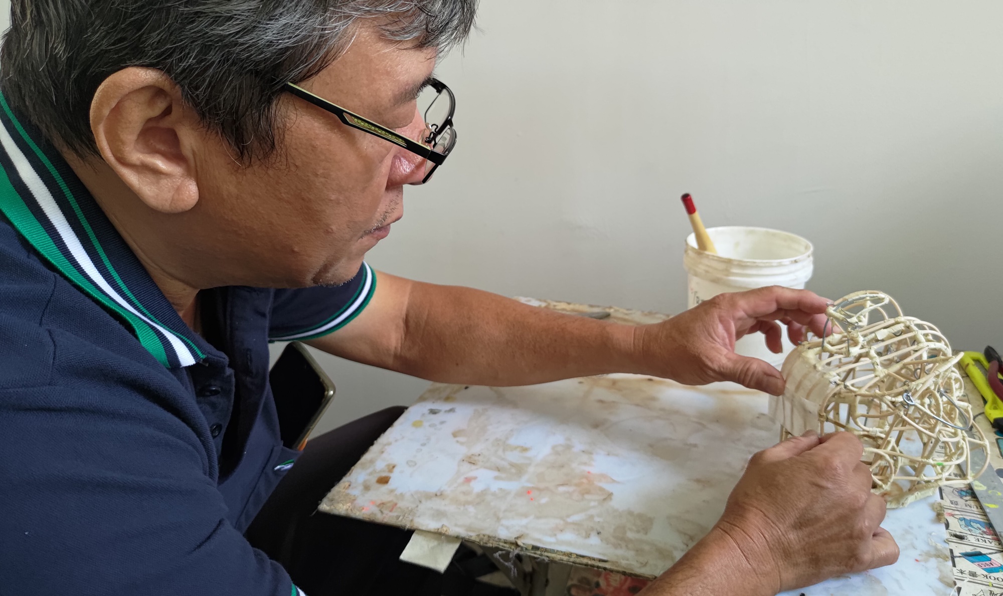 无师自通自研舞狮头技艺,水喉匠爱好兼职制狮头