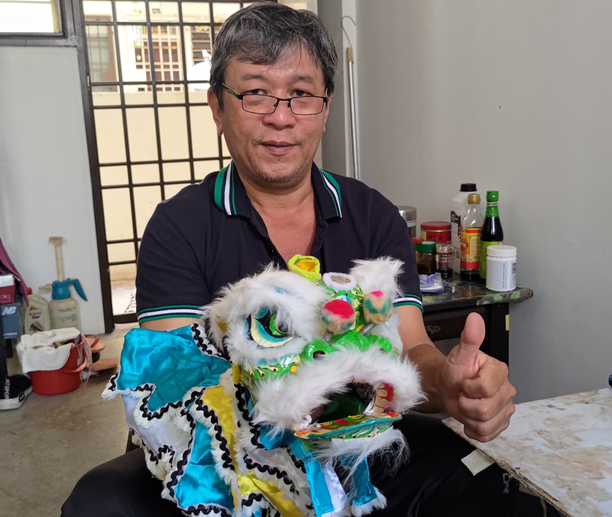 无师自通自研舞狮头技艺,水喉匠爱好兼职制狮头