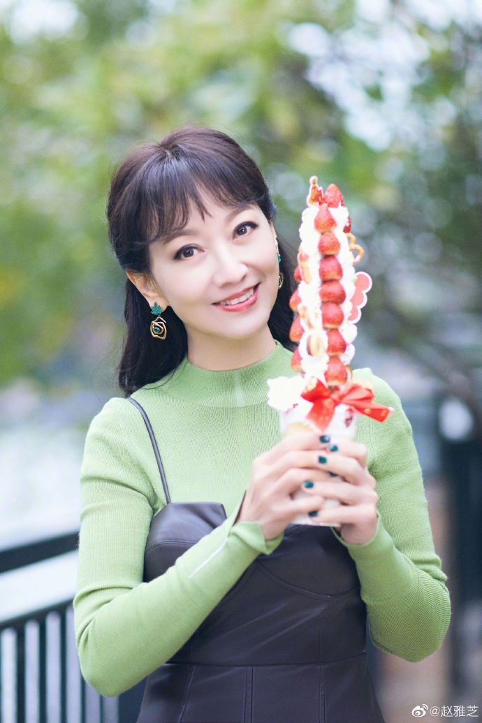 68岁赵雅芝可爱Pose迎财神　Baby狂抱财神沾旺气