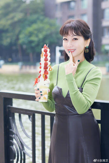 68岁赵雅芝可爱Pose迎财神　Baby狂抱财神沾旺气