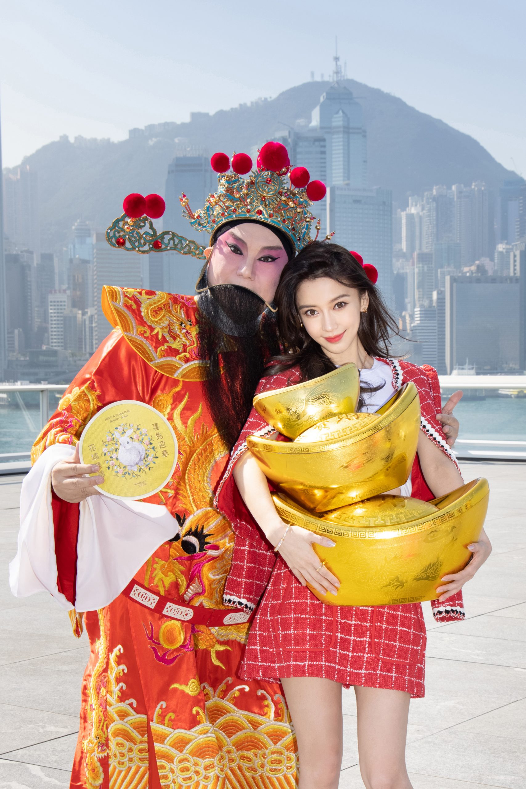 68岁赵雅芝可爱Pose迎财神　Baby狂抱财神沾旺气