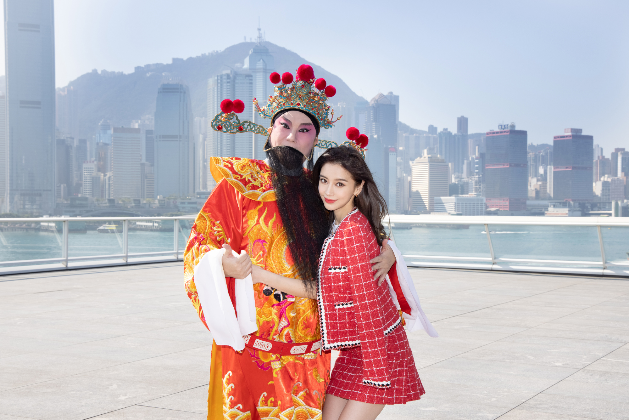 68岁赵雅芝可爱Pose迎财神　Baby狂抱财神沾旺气