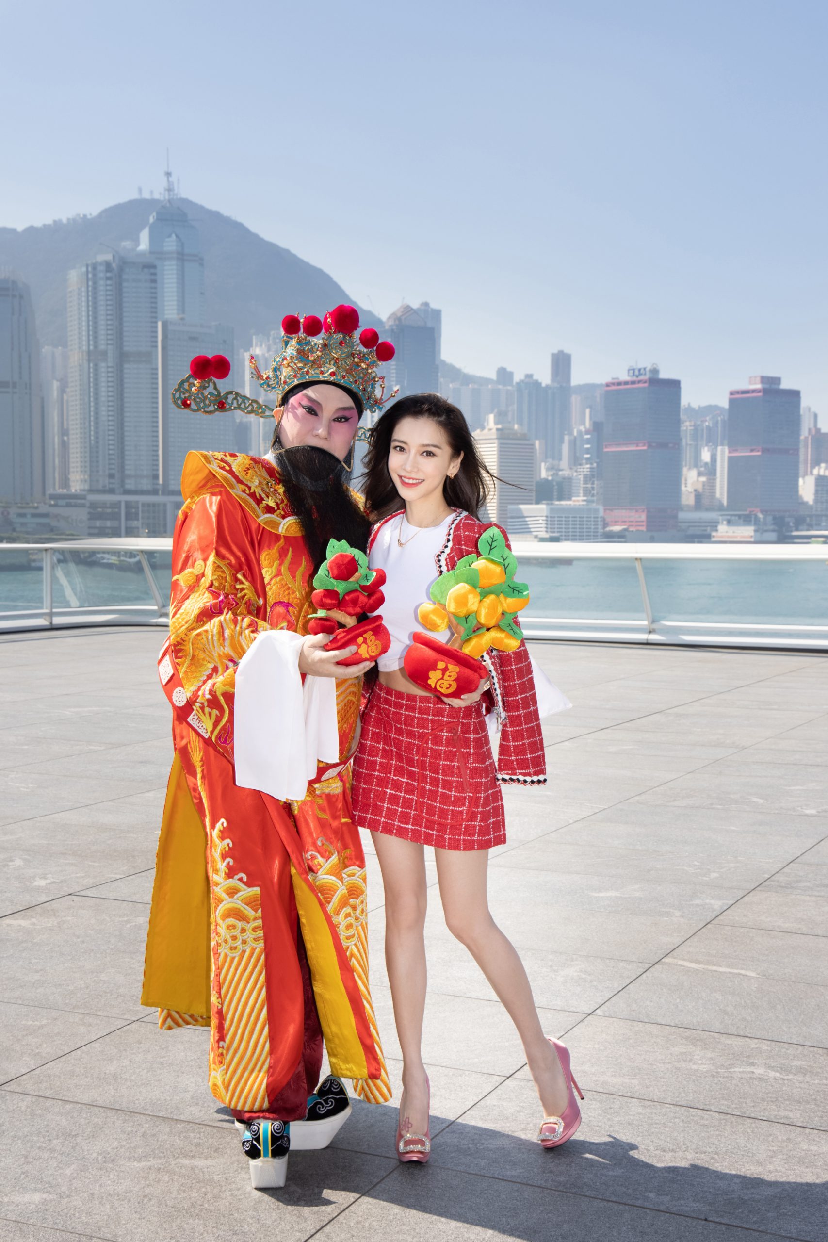 68岁赵雅芝可爱Pose迎财神　Baby狂抱财神沾旺气