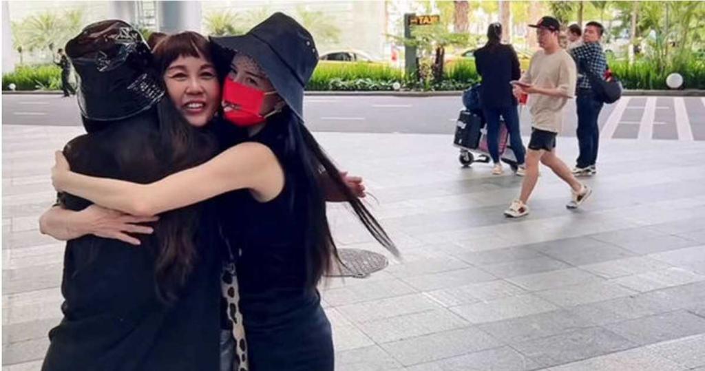 By2时隔3年才回新 机场泪拥妈妈