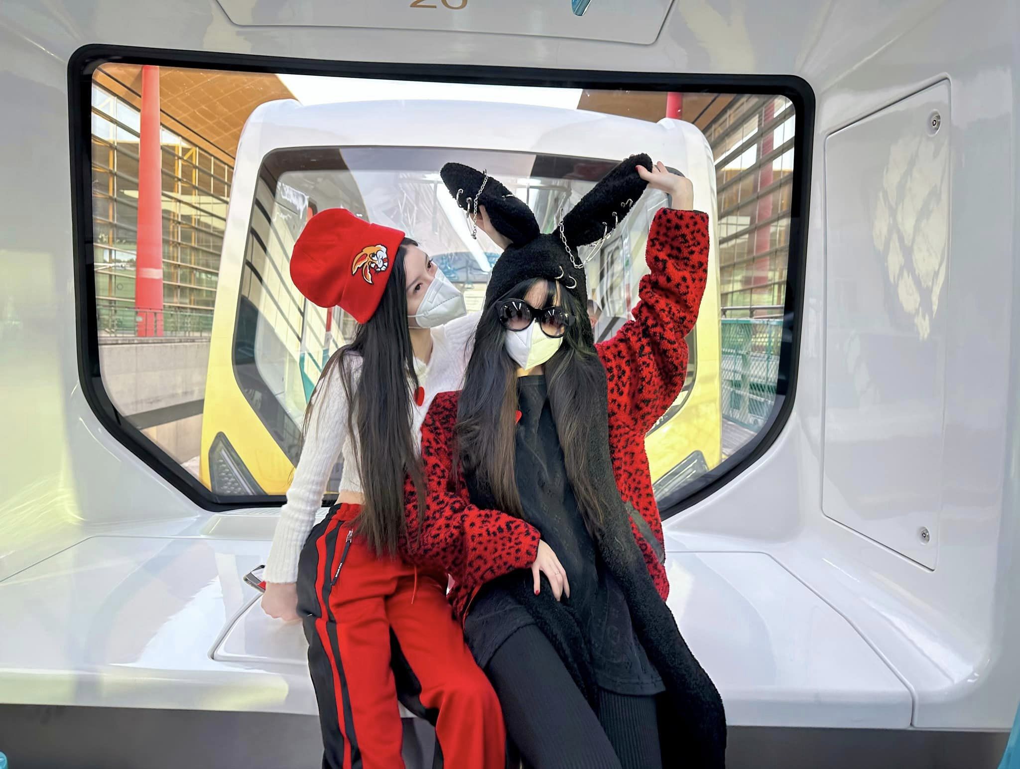 By2时隔3年才回新 机场泪拥妈妈