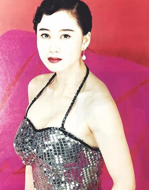 61岁利智正面照曝光 保养得宜令人惊艳