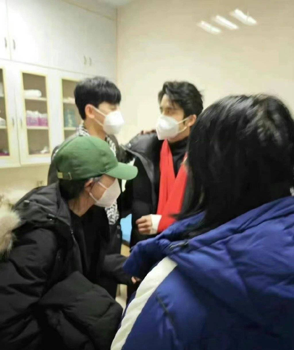 与张杰掰手腕 张新成手臂骨折