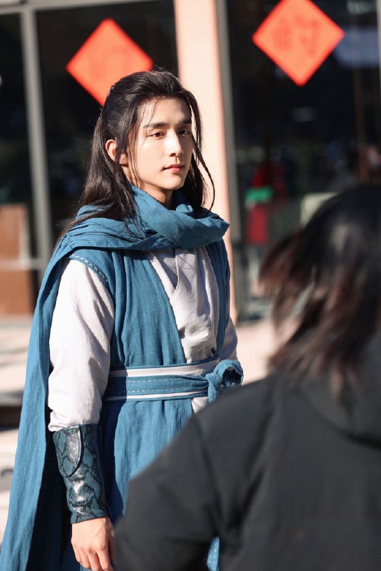 与张杰掰手腕 张新成手臂骨折