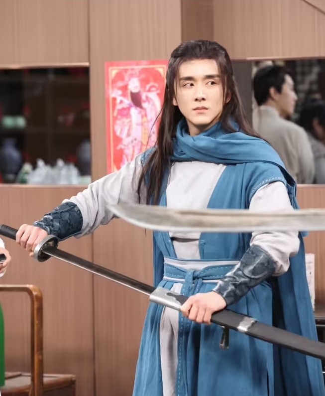 与张杰掰手腕 张新成手臂骨折