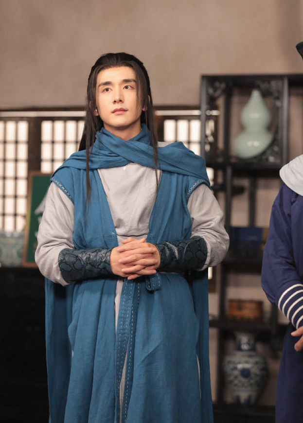 与张杰掰手腕 张新成手臂骨折