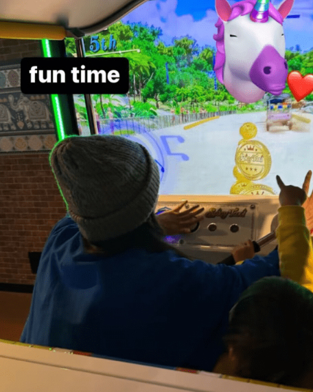 十指相扣神秘男友逛街? 张柏芝辟谣网抓包1细节