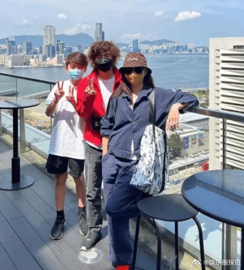 十指相扣神秘男友逛街? 张柏芝辟谣网抓包1细节