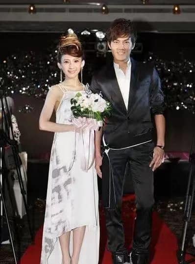 ​戴佩妮吴克群重聚斗冻龄  对比隔10年合影照惊呆网