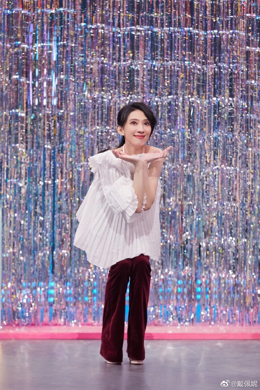 ​戴佩妮吴克群重聚斗冻龄  对比隔10年合影照惊呆网