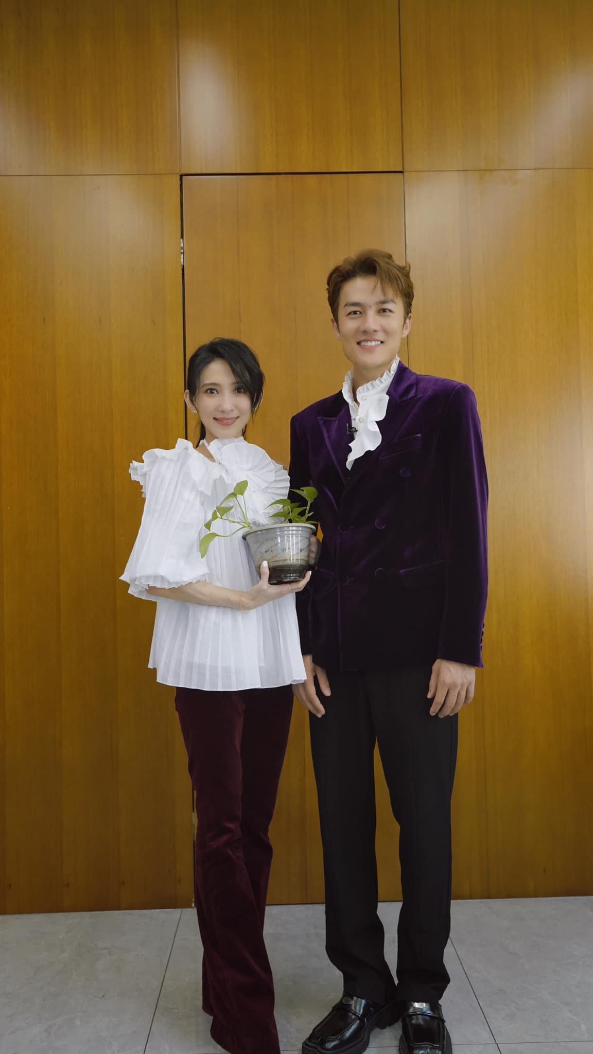 ​戴佩妮吴克群重聚斗冻龄  对比隔10年合影照惊呆网