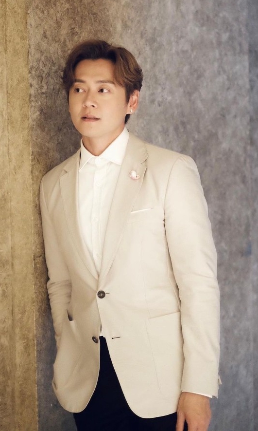 ​拍剧被座地灯击伤眉骨  张振朗缝7针自嘲黑仔王 