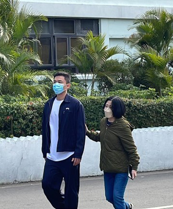 杨明今早刑满出狱 愁眉向记者说“早晨”