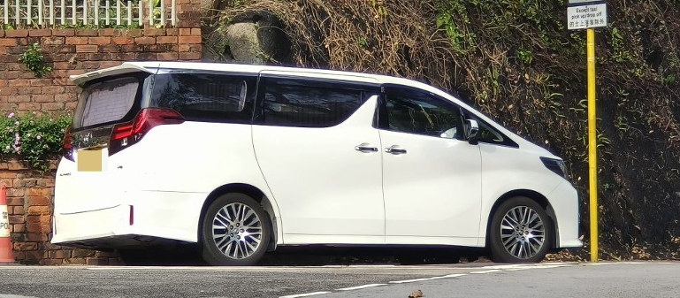 杨明今早刑满出狱 愁眉向记者说“早晨”