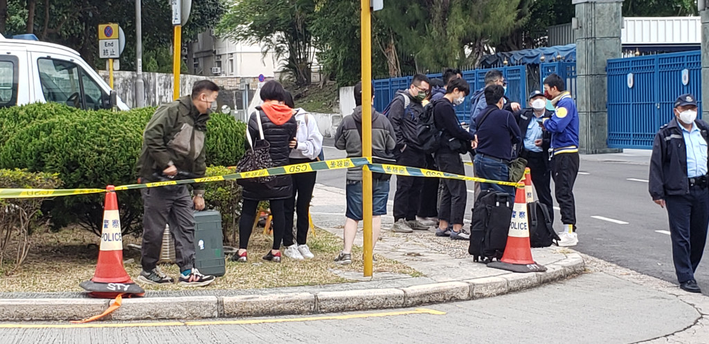 杨明今早刑满出狱 愁眉向记者说“早晨”