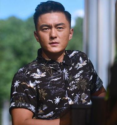 杨明今早刑满出狱 愁眉向记者说“早晨”