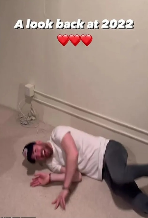 ​美国队长认爱小16岁女友　 捉弄互吓秀另类情趣