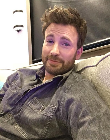 ​美国队长认爱小16岁女友　 捉弄互吓秀另类情趣