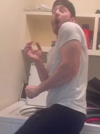 ​美国队长认爱小16岁女友　 捉弄互吓秀另类情趣