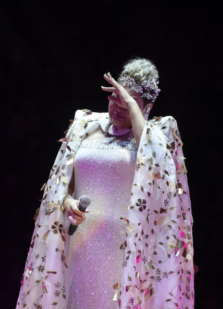 “他永远在我身边” 肥妈为亡夫献唱感触落泪