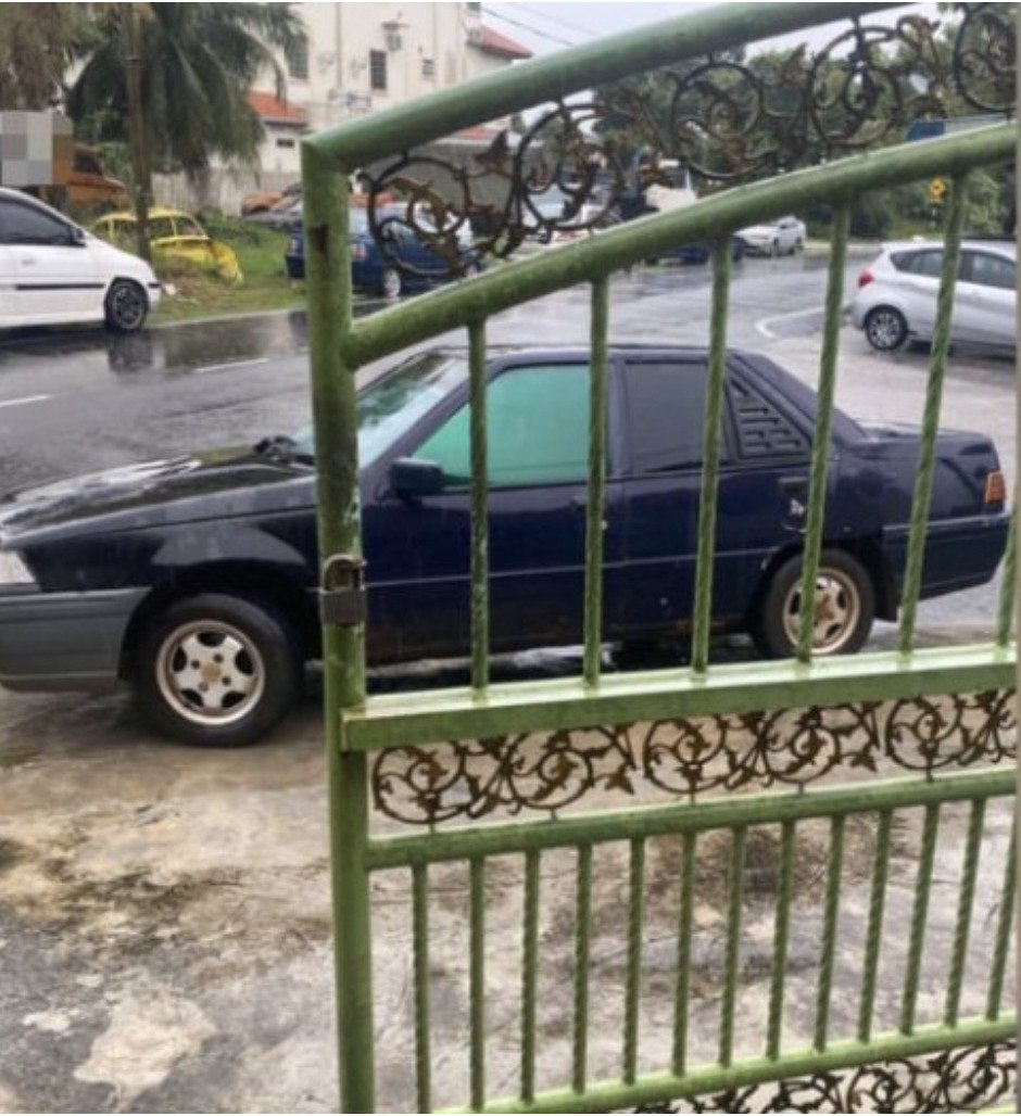 “邻居把车停我家门前不拉手拉挚” 女子:他故意的我找家婆“吼”他