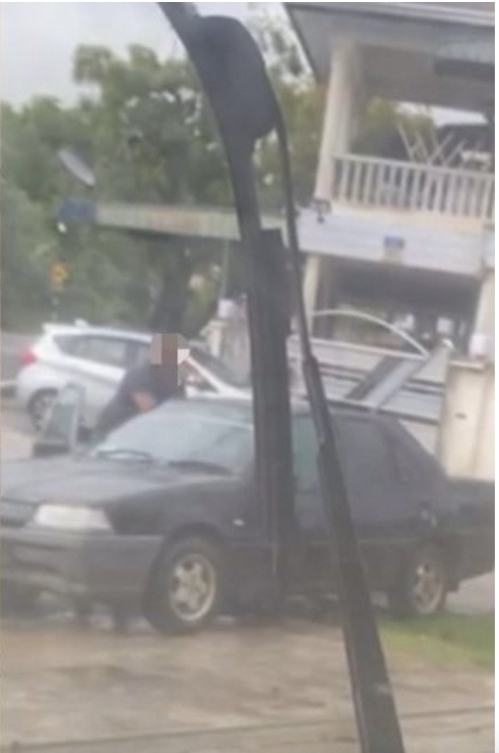 “邻居把车停我家门前不拉手拉挚” 女子:他故意的我找家婆“吼”他