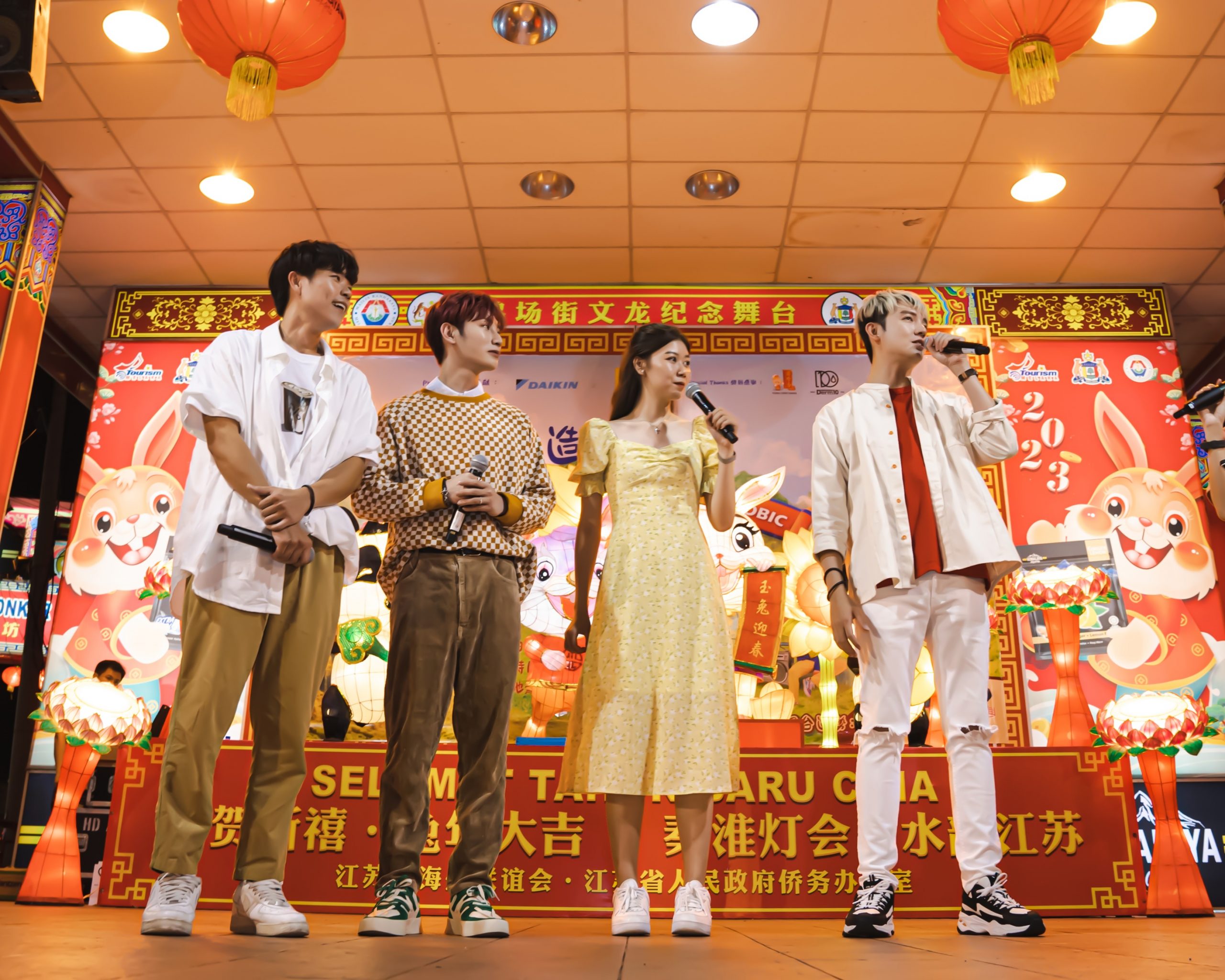 《棒兔兔》MV浏览量若破百万 朱浩仁许诺:“穿泳裤被丢下泳池”