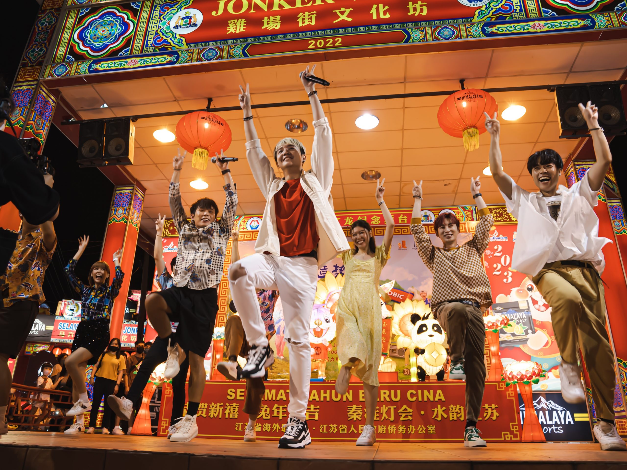 《棒兔兔》MV浏览量若破百万 朱浩仁许诺:“穿泳裤被丢下泳池”