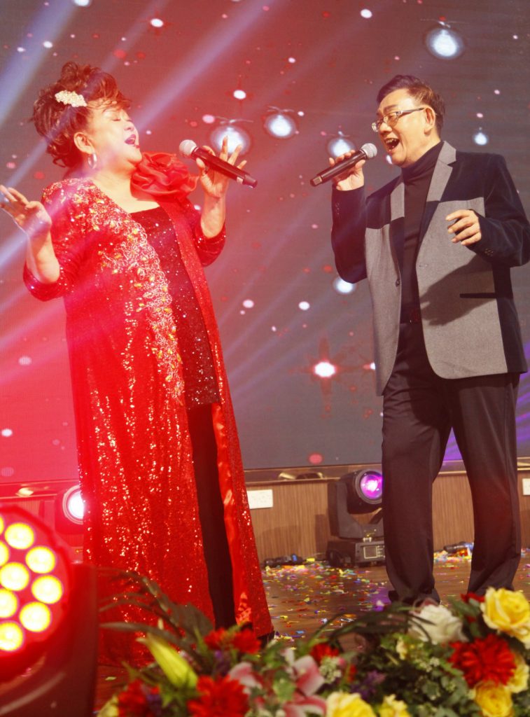 《爱与歌》素宴演唱会 11歌手筹破10万