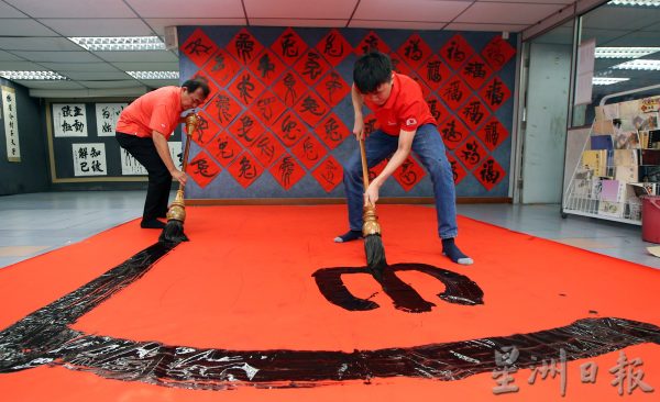 【新年回春术／关系篇02】相伴挥春年年有娱，书法联系父子情